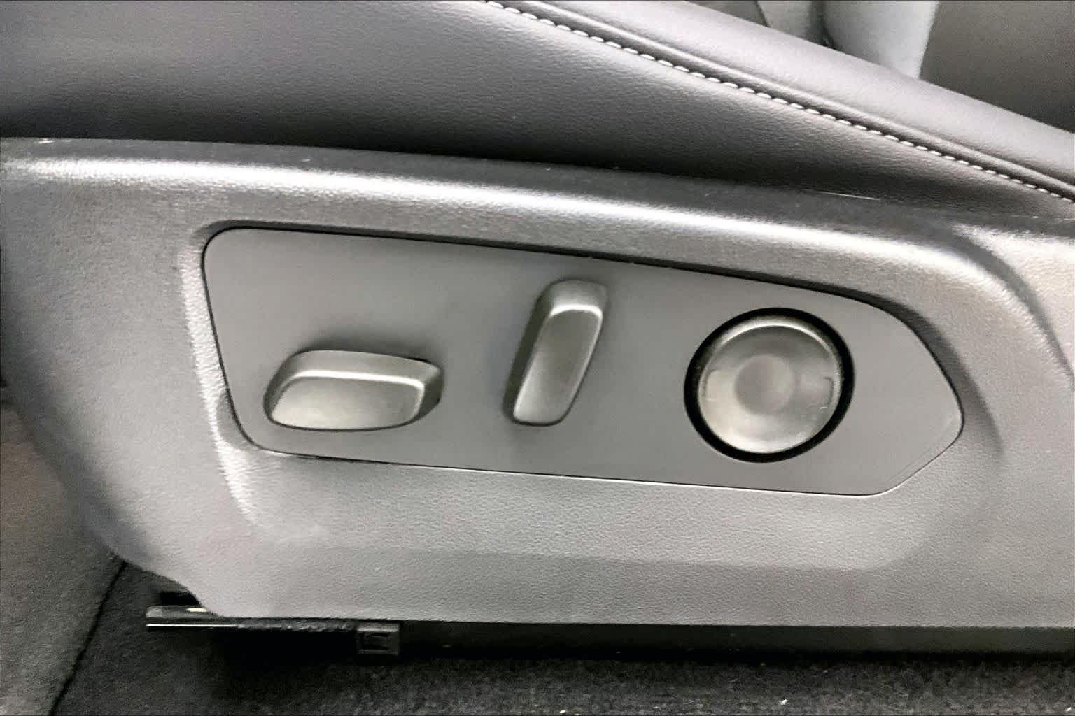 Used 2024 Summit White GMC Elevation image 30