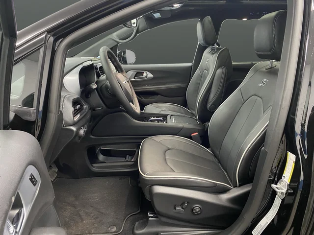 New 2026 Diamond Black Crystal Pearl-Coat Exterior Paint Chrysler Limited image 4