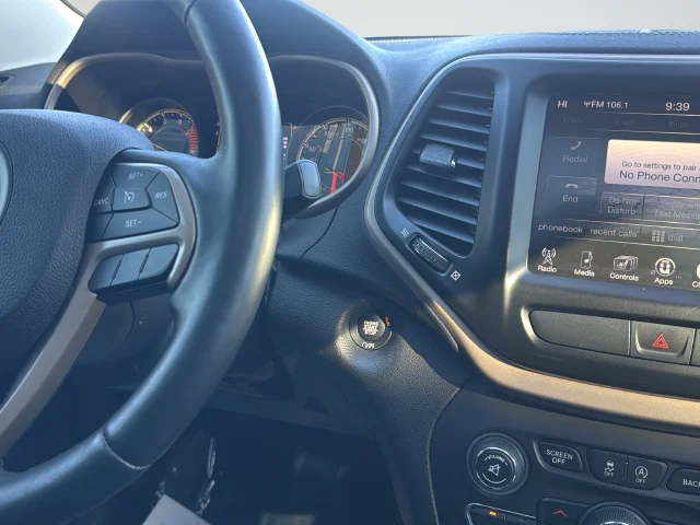 Used 2017 White Jeep Latitude image 13