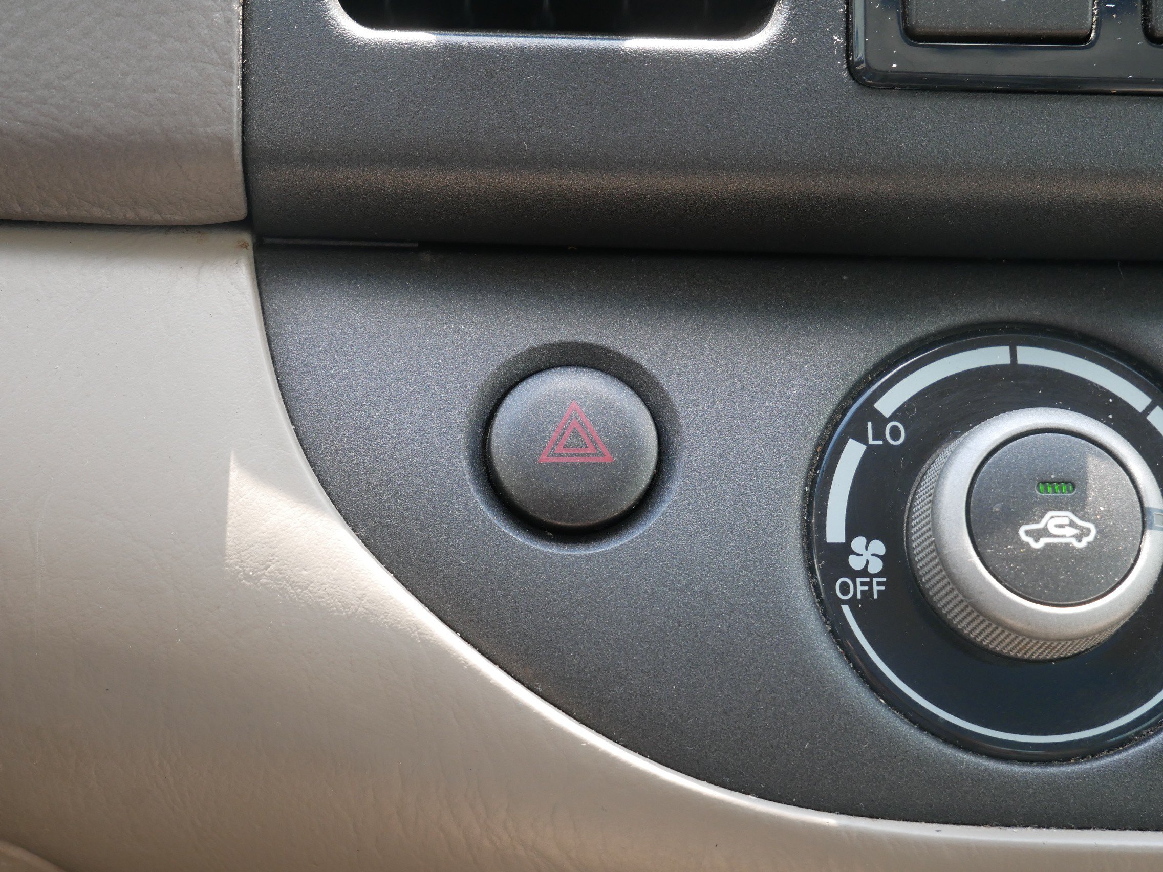 Used 2005 Gray Toyota LE image 25
