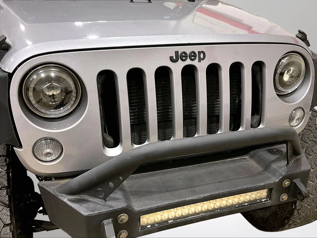 Used 2015 Silver Jeep Unlimited Sport image 25