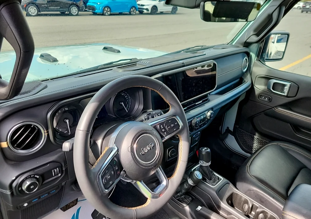 Used 2024  Jeep Sahara 4xe image 9