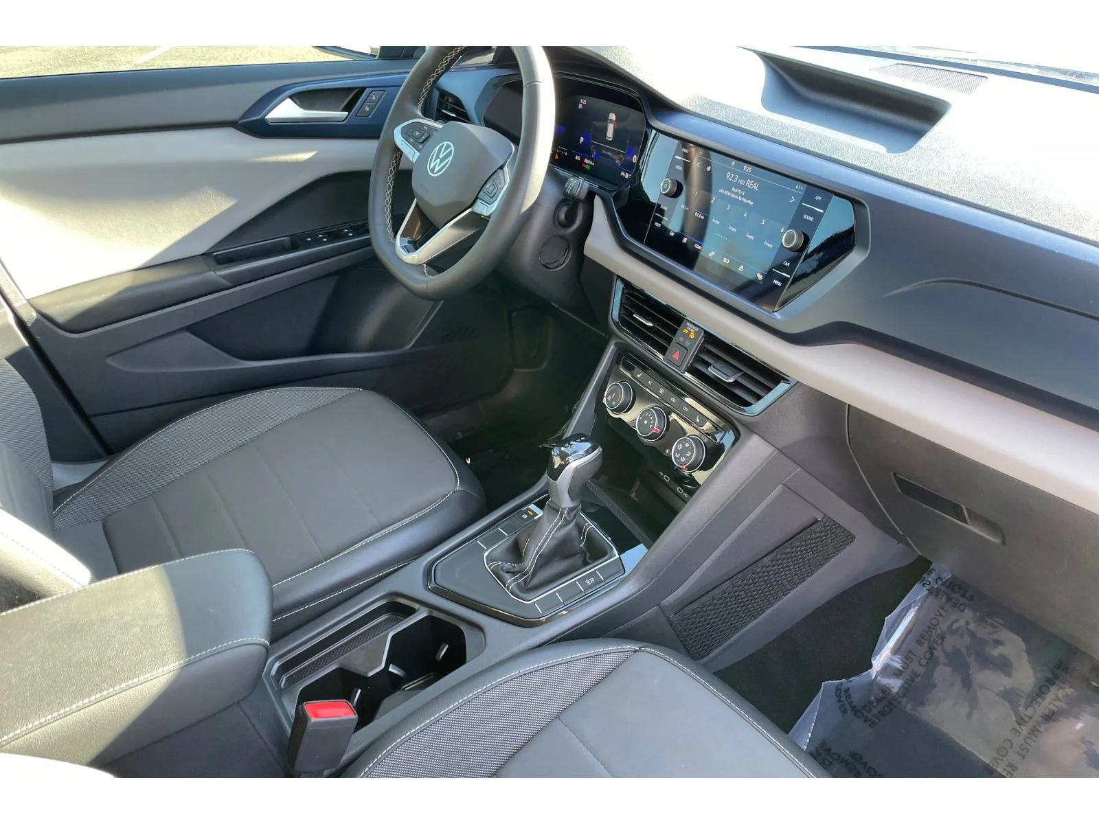 Used 2023 Dusk Blue Metallic Volkswagen SE image 18