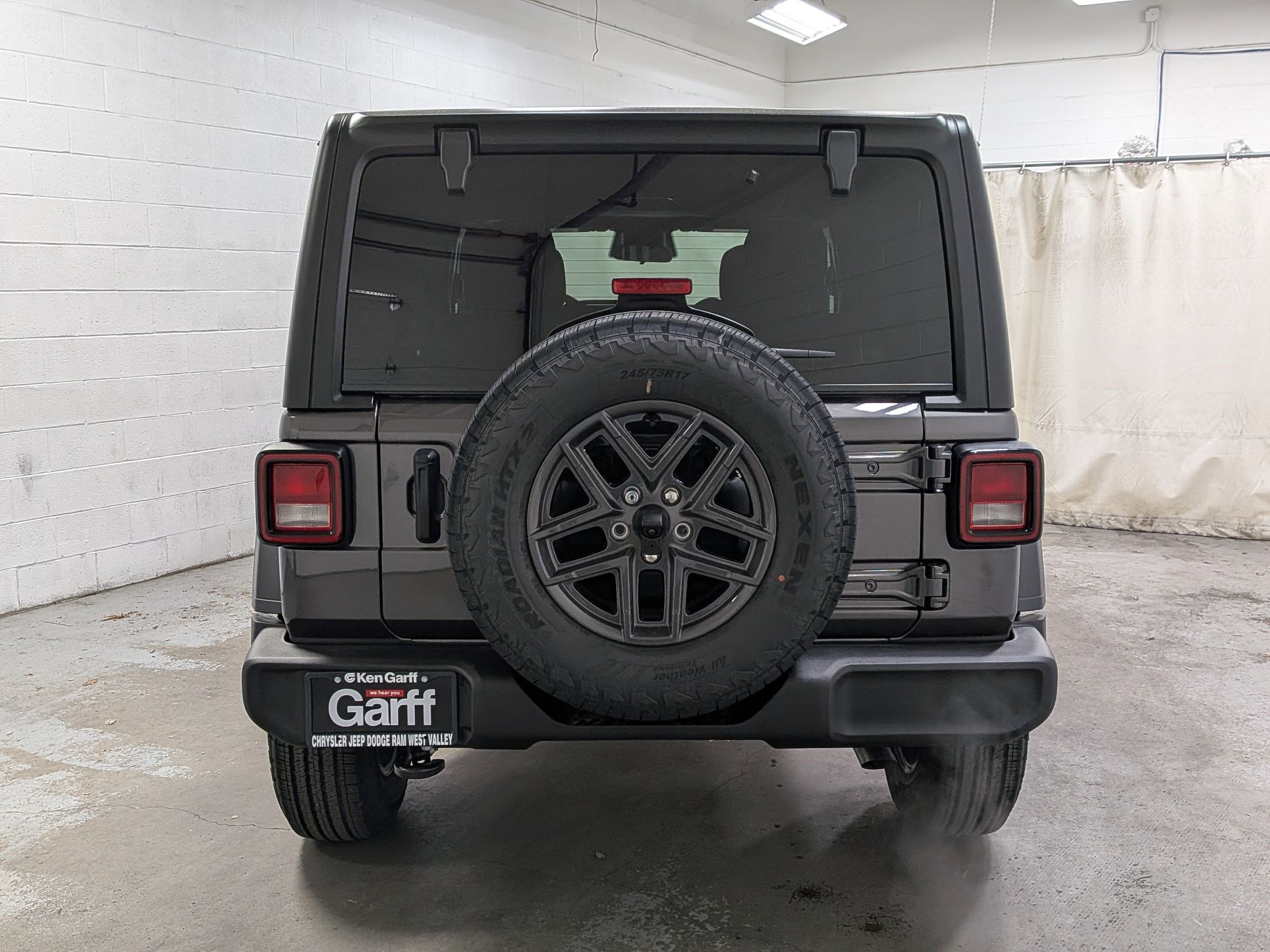 New 2026 Granite Crystal Metallic Clear-Coat Exterior Paint Jeep Sport S image 5