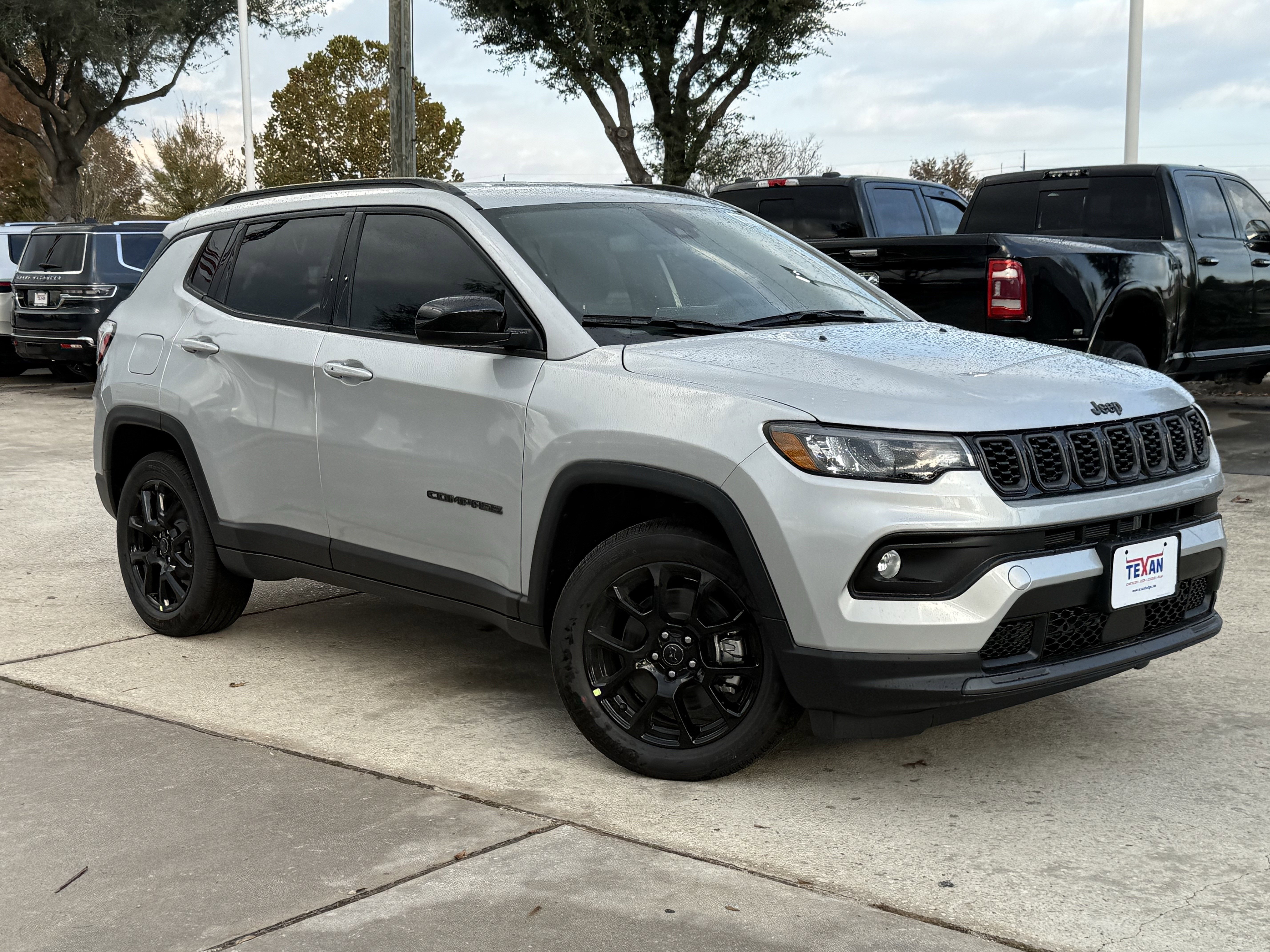 New 2026 Silver Zynith Metallic Clearcoat Jeep Latitude Altitude image 2