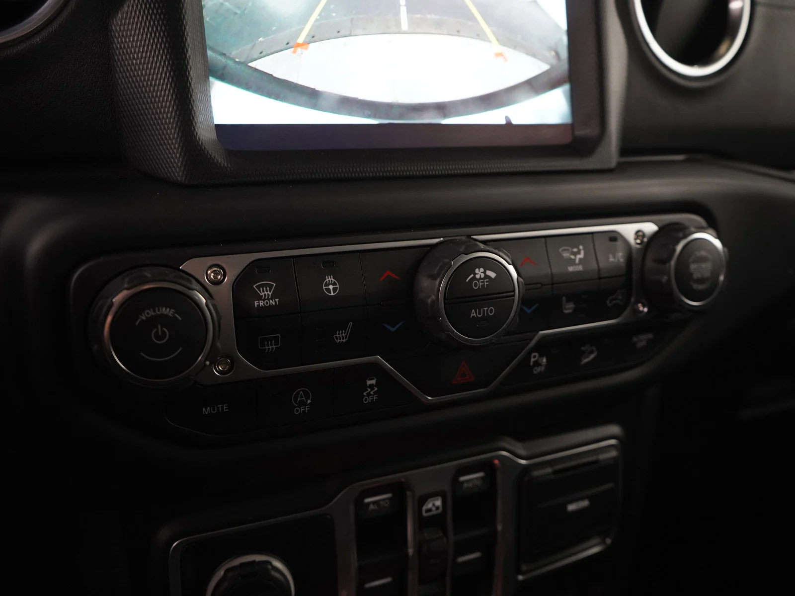 Used 2018 Granite Crystal Metallic Clearcoat Jeep Unlimited Sahara image 23