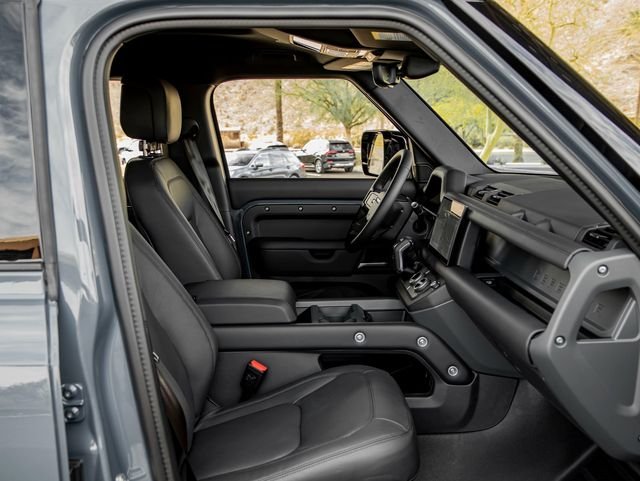 New 2025 Tasman Blue Land Rover S image 28