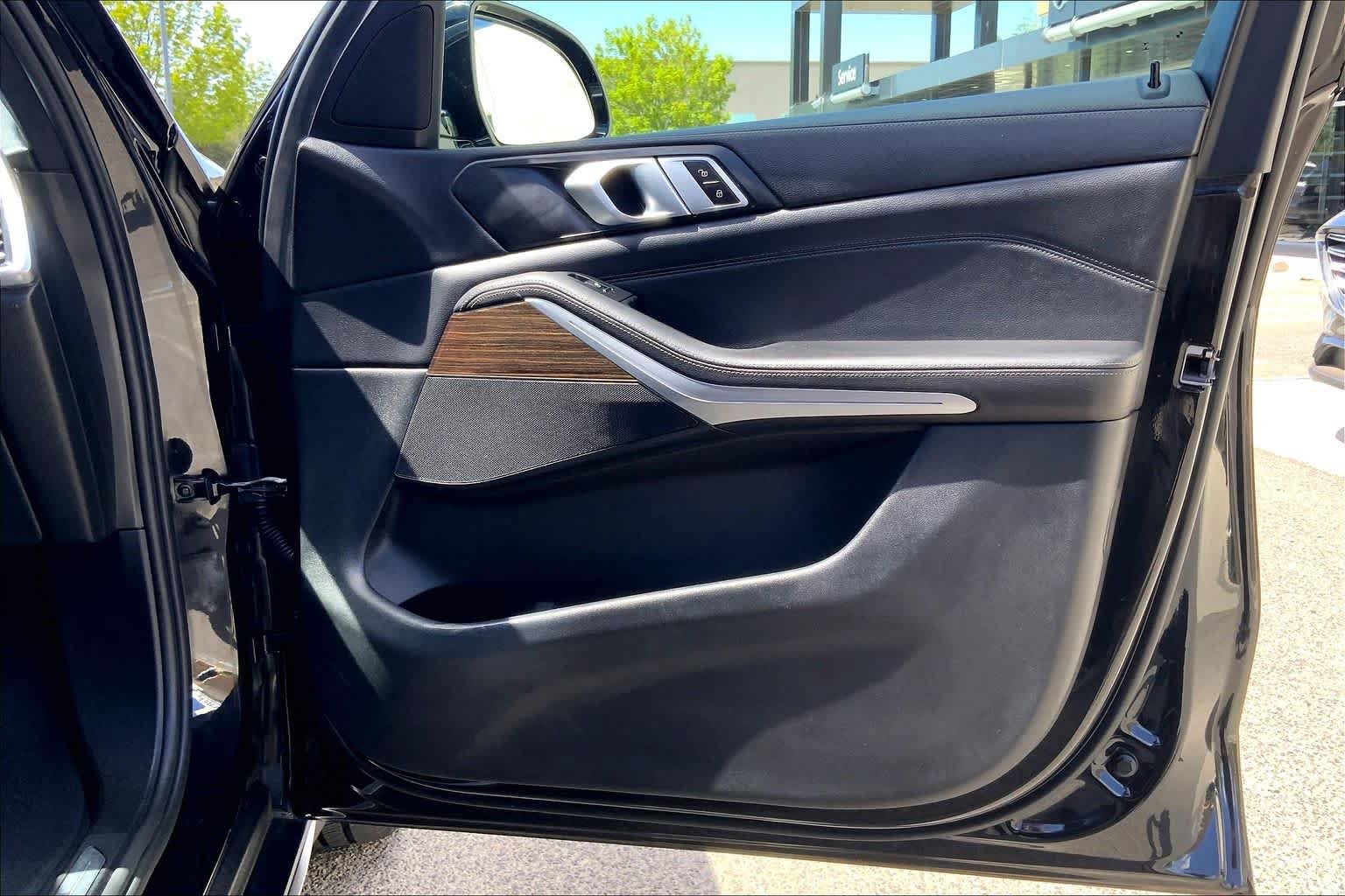 Used 2019 Black Sapphire Metallic BMW xDrive40i image 21