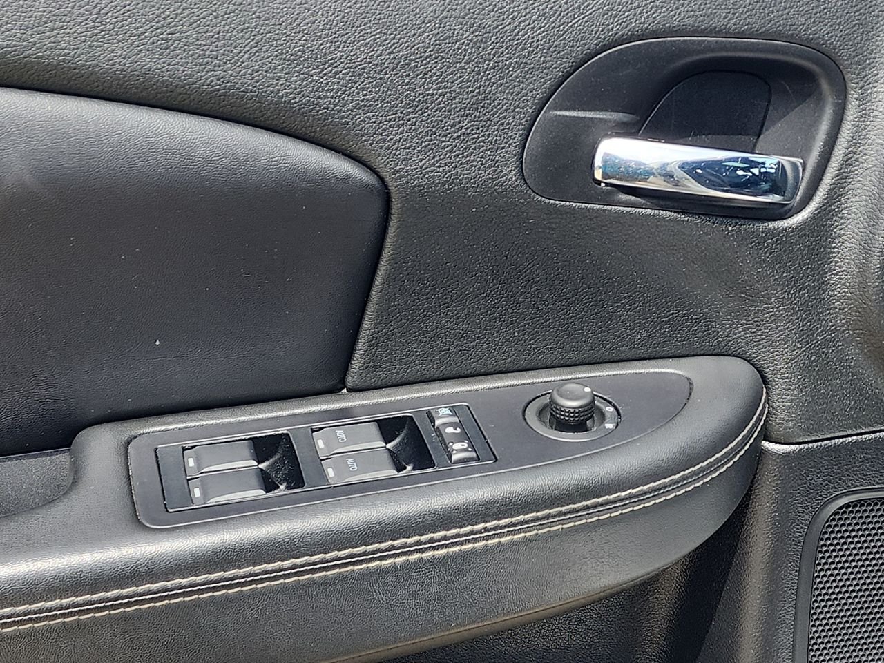 Used 2012  Chrysler Limited image 13