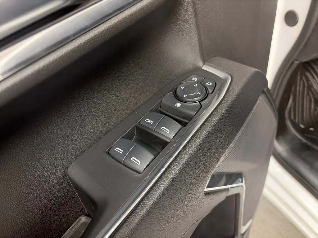 Used 2024 White GMC Elevation image 16