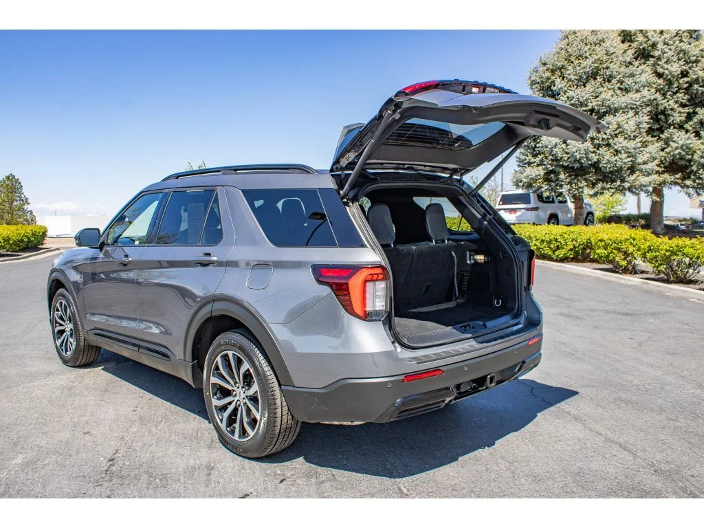 Used 2025 Carbonized Gray Metallic Ford ST-Line image 9