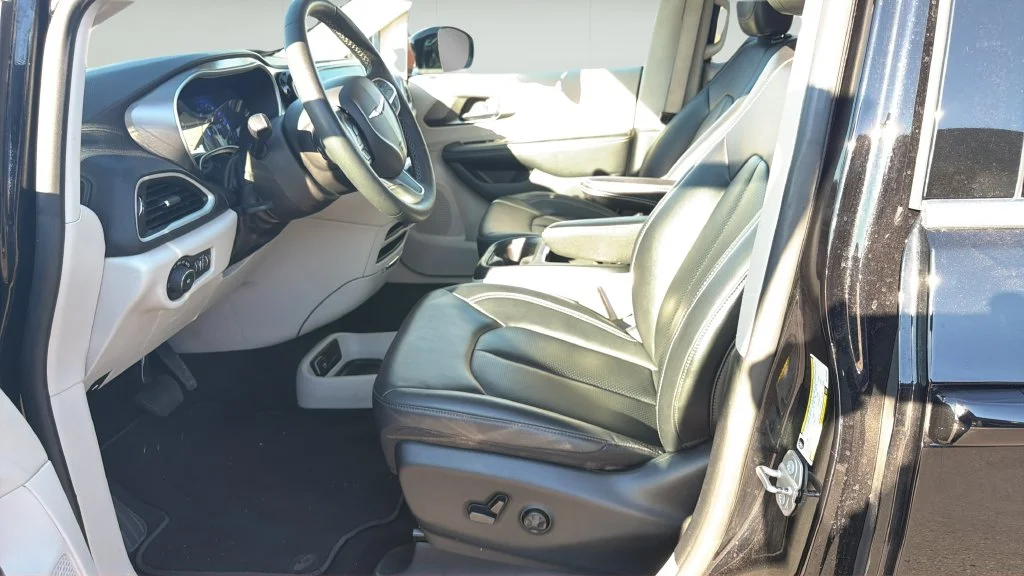 Used 2024 Black Chrysler Touring L image 15