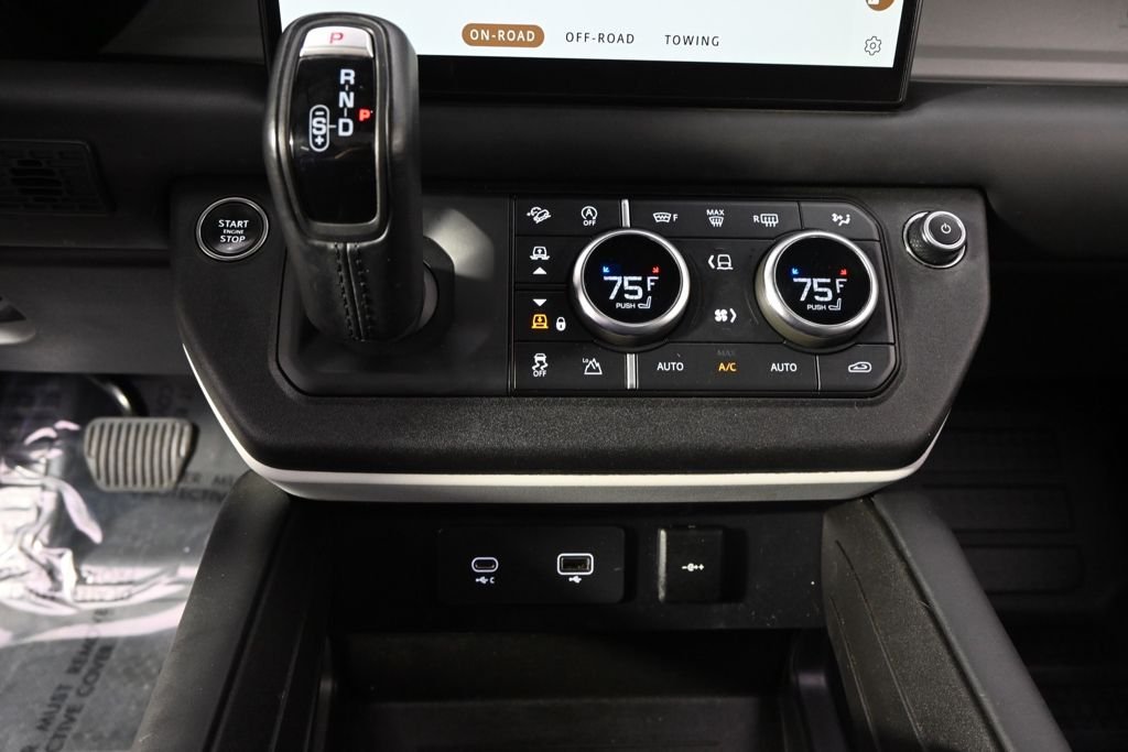 Used 2023  Land Rover X-Dynamic SE image 29
