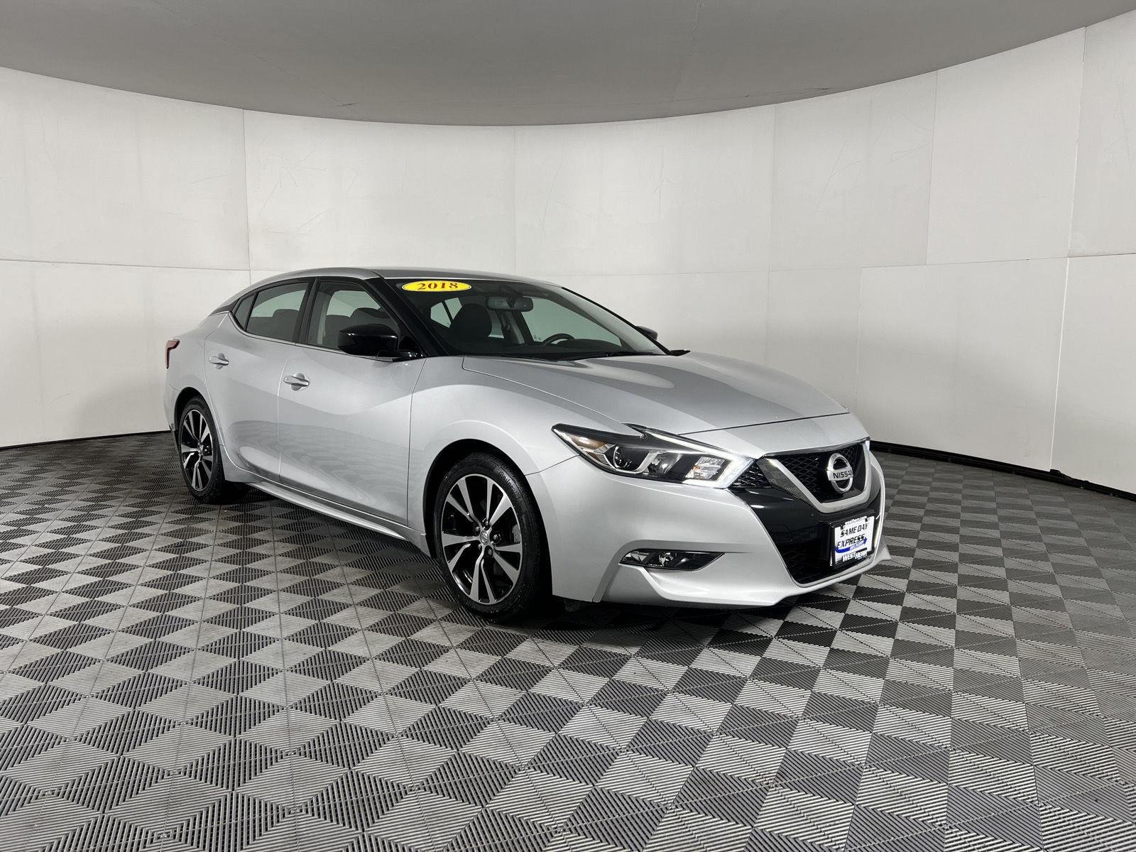 Used 2018 Brilliant Silver Nissan S image 21