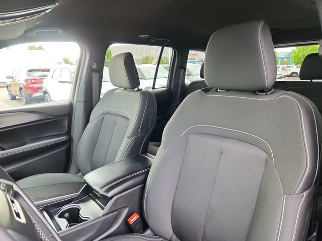 Used 2025  Jeep Laredo image 22