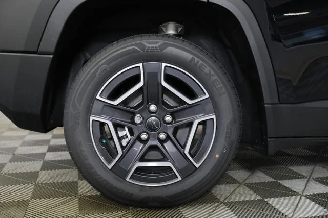 New 2026 Diamond Black Crystal Pearl-Coat Exterior Paint Jeep Laredo image 32