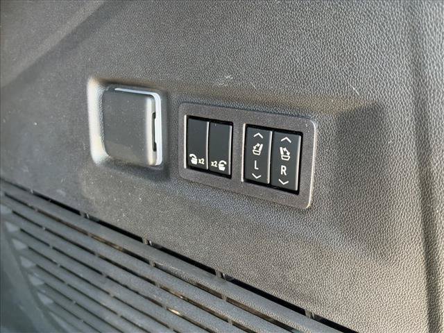 Used 2023 IRIDESCENT PEARL TRICOAT Chevrolet Premier image 12