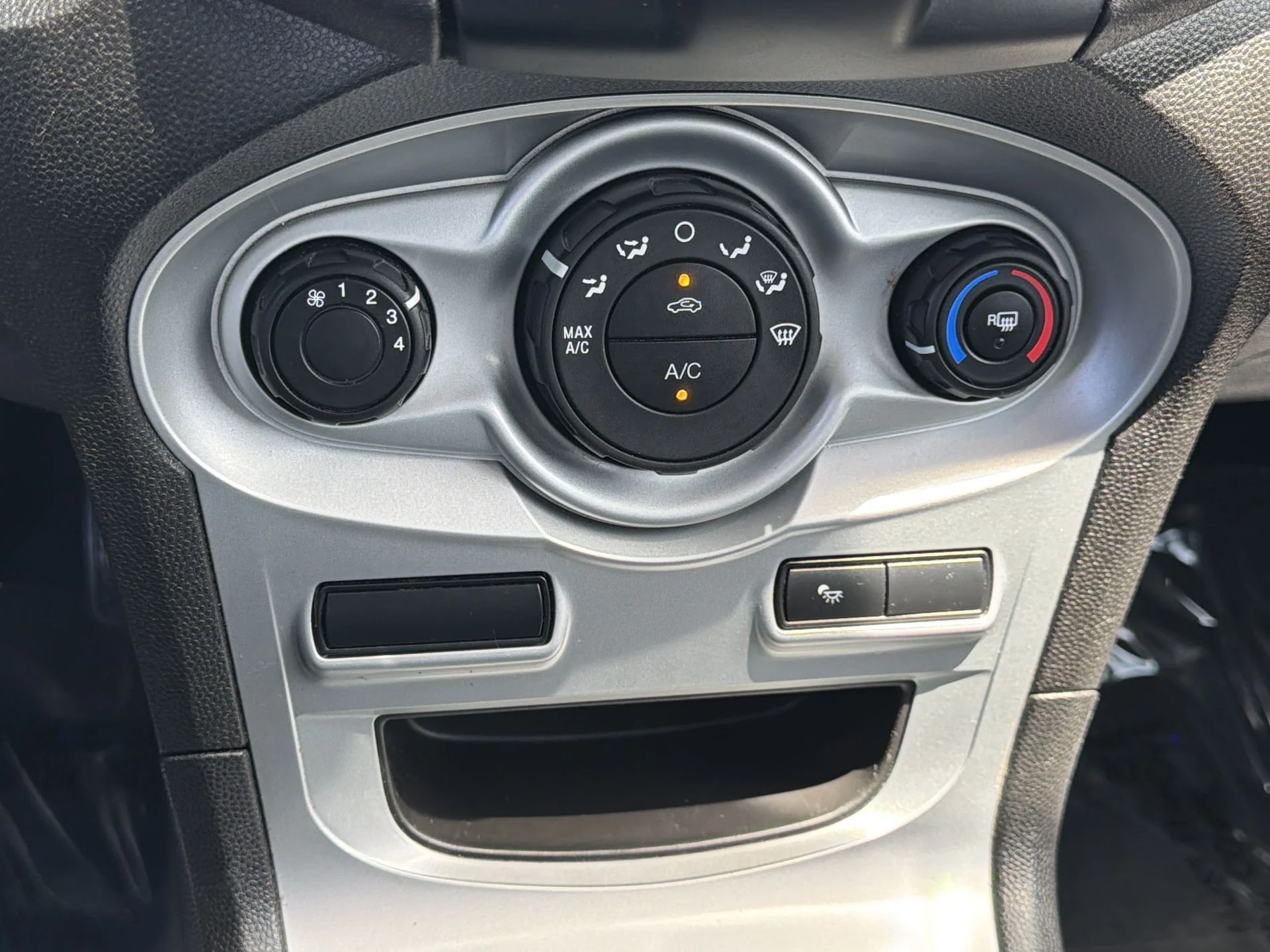 Used 2018 Silver Ford SE image 5