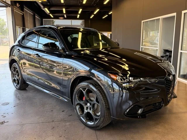 New 2026 Vulcano Black Metallic Exterior Paint Alfa Romeo Base image 6