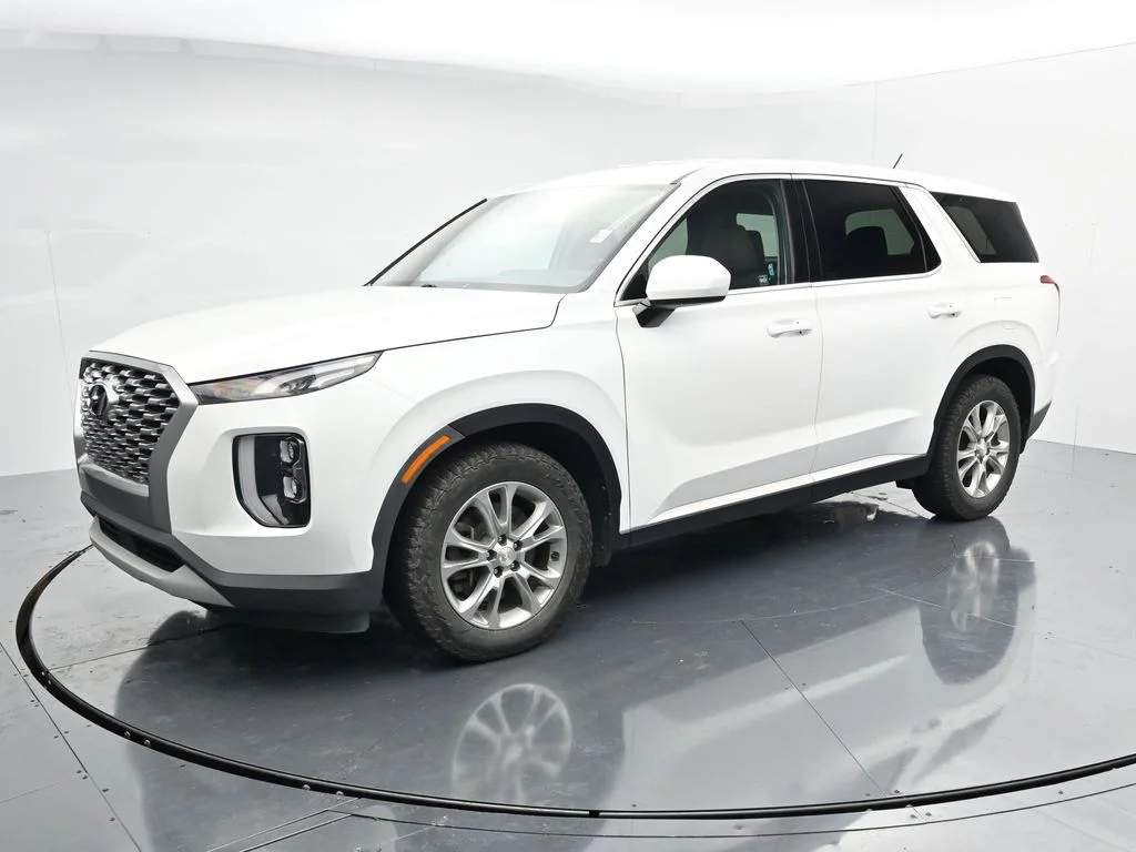 Used 2021 White Hyundai SE image 4