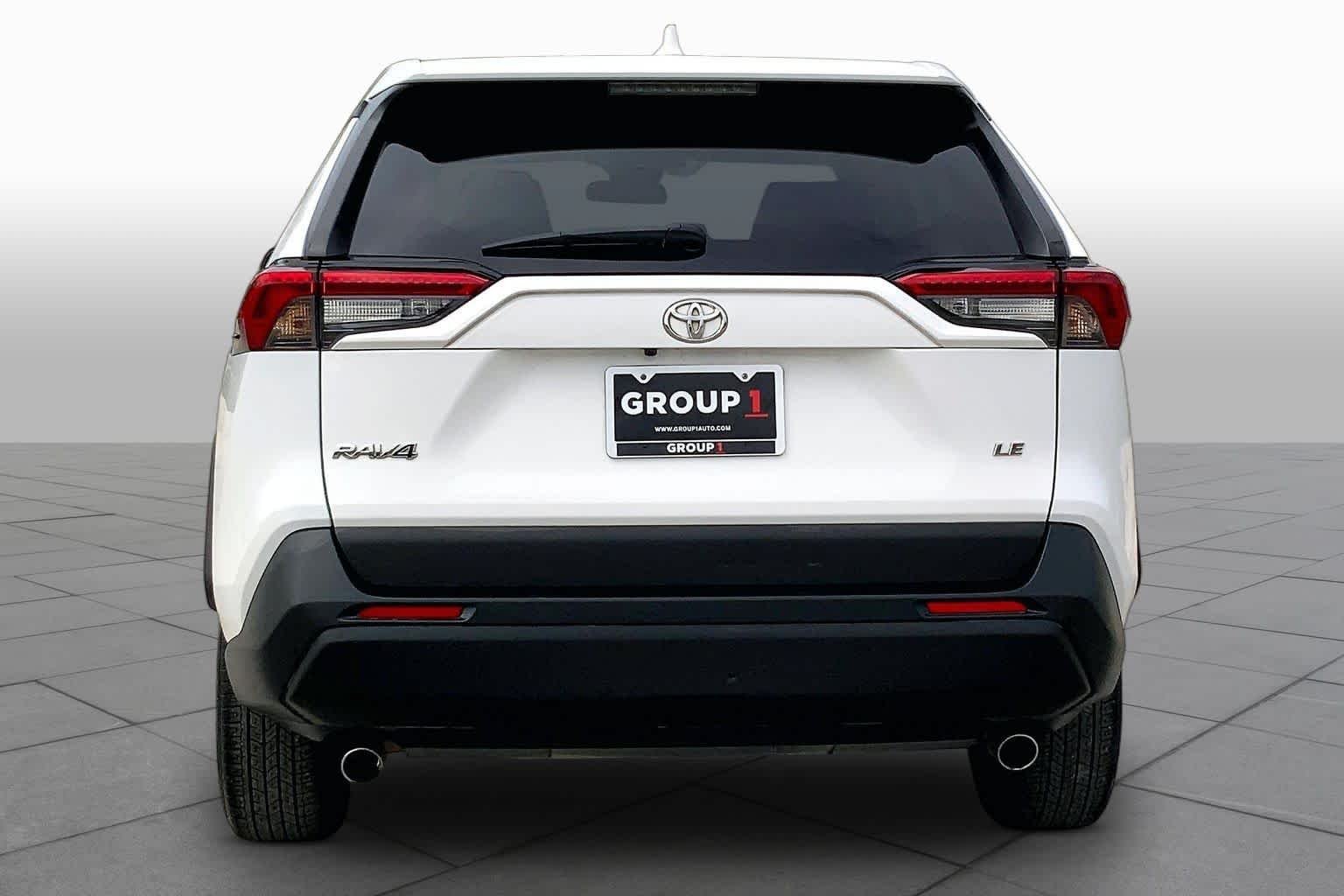 Used 2022 White Toyota LE image 5