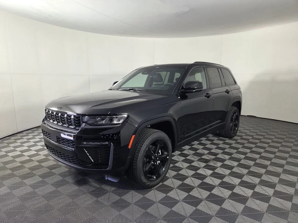 New 2026 Diamond Black Crystal Pearlcoat Jeep Limited image 4