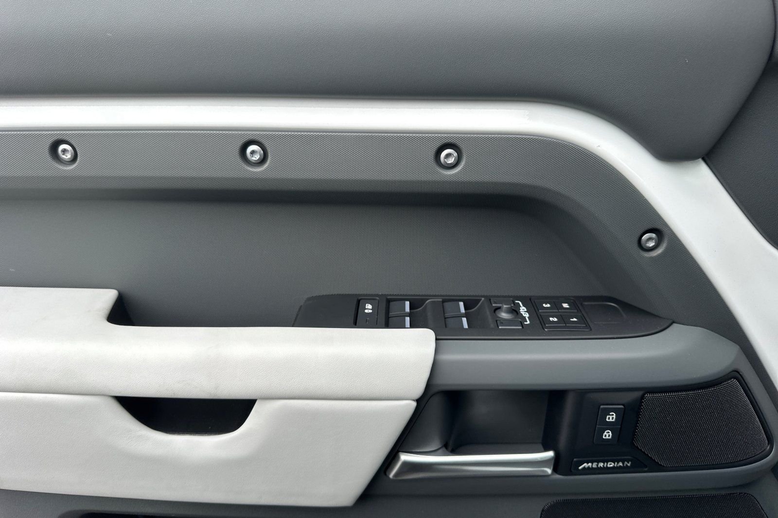 Used 2025  Land Rover S image 11