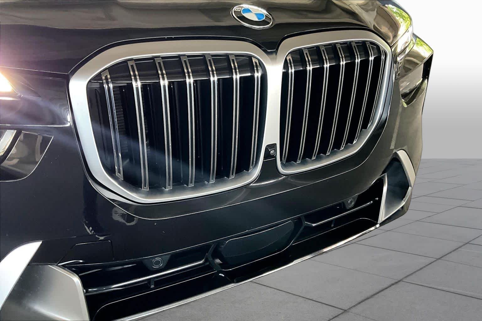 Used 2025 Black Sapphire Metallic BMW xDrive40i image 28