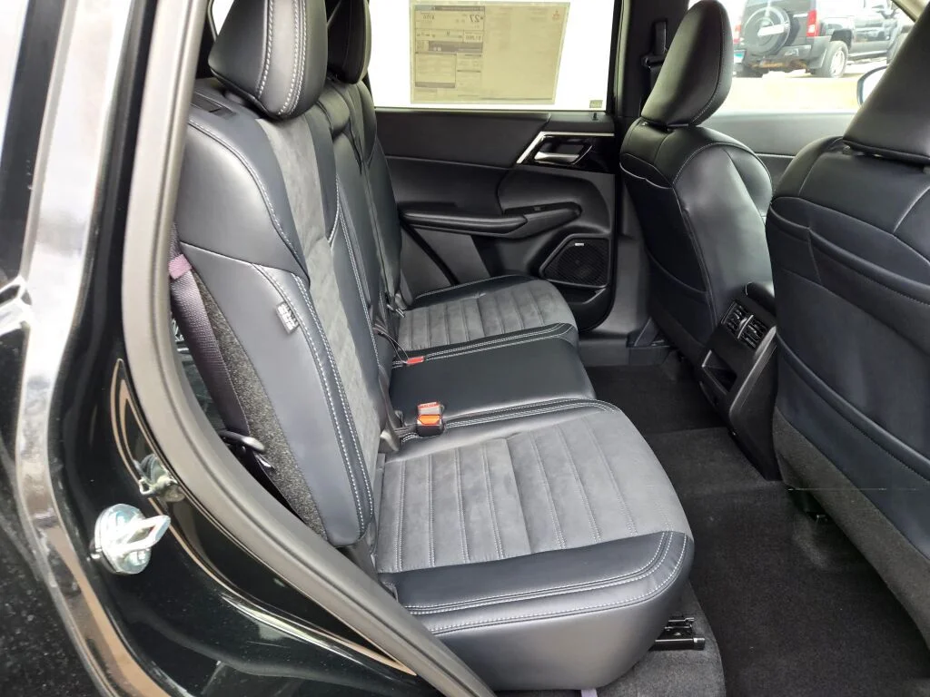 New 2026 Black Mitsubishi SE image 8