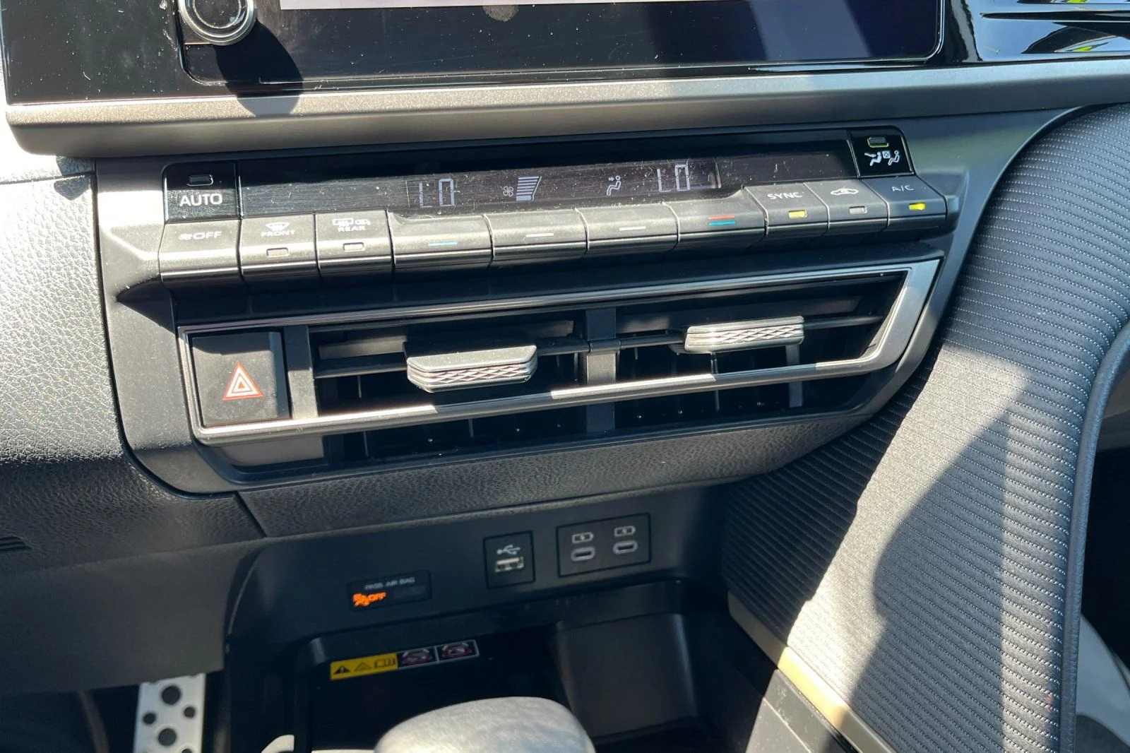 2025 Toyota Camry LE - Photo 29