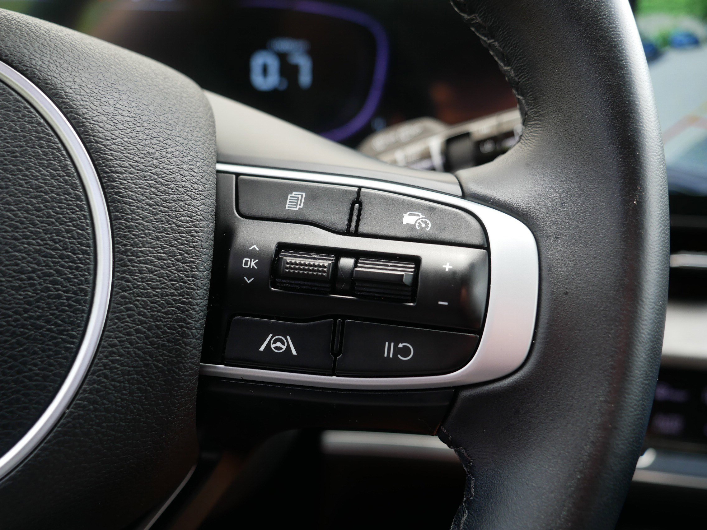 Certified Used 2024 Wolf Gray Kia X-Line image 29