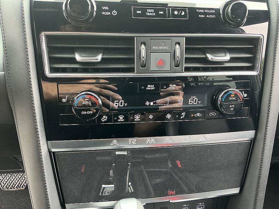 Used 2023 Aspen White Tricoat Nissan SL image 18