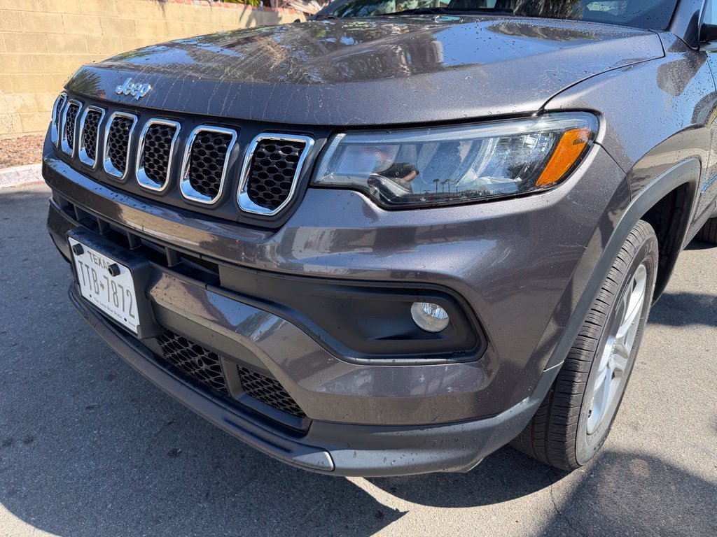 Used 2024  Jeep Latitude image 2