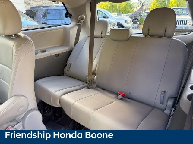 Used 2018 Gray Toyota XLE Premium image 39