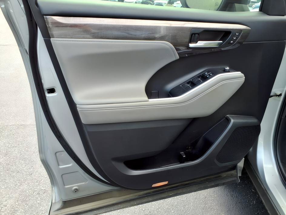 Used 2022 Celestial Silver Metallic Toyota Platinum image 19