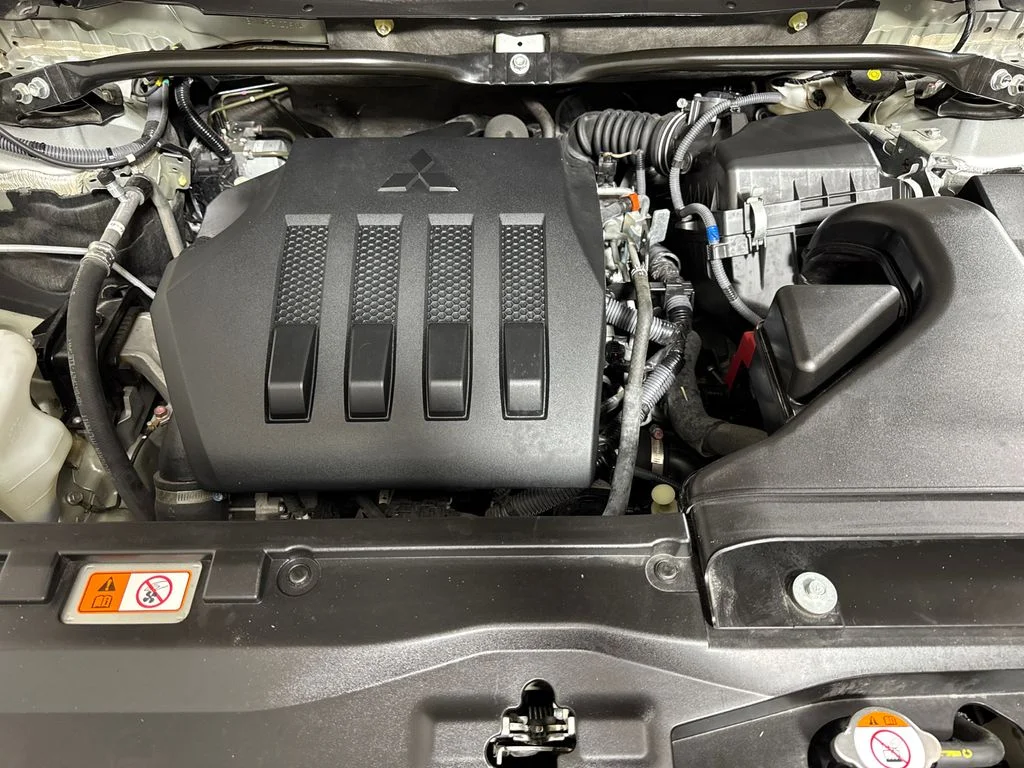Used 2024 Silver Mitsubishi SE image 16