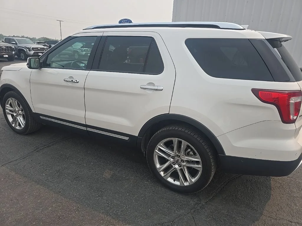 Used 2016 White Platinum Clearcoat Metallic Ford Limited image 5