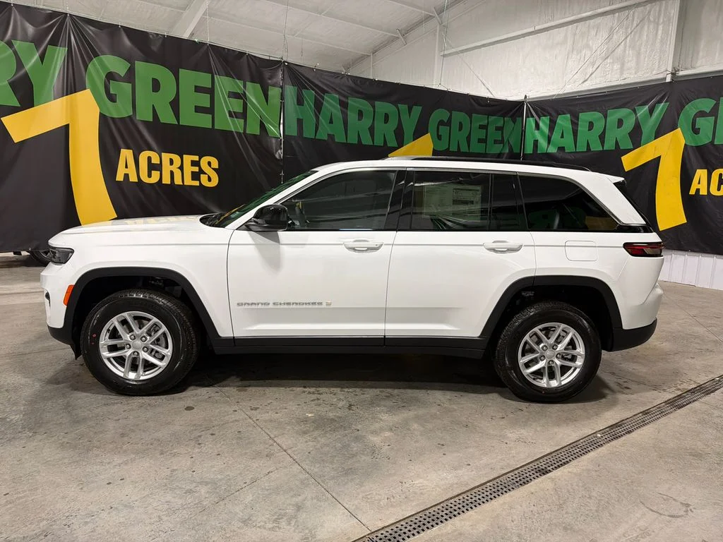 New 2026 Bright White Clear-Coat Exterior Paint Jeep Laredo X image 3
