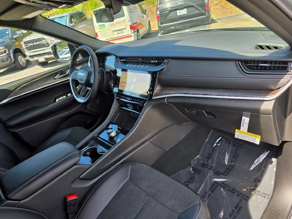 New 2027 Gray Jeep Laredo Altitude image 30
