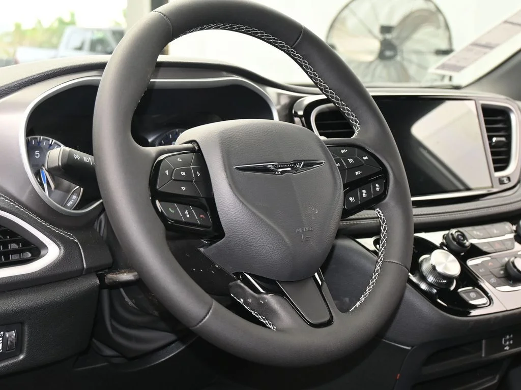 New 2026 Bright White Clear-Coat Exterior Paint Chrysler Select image 13