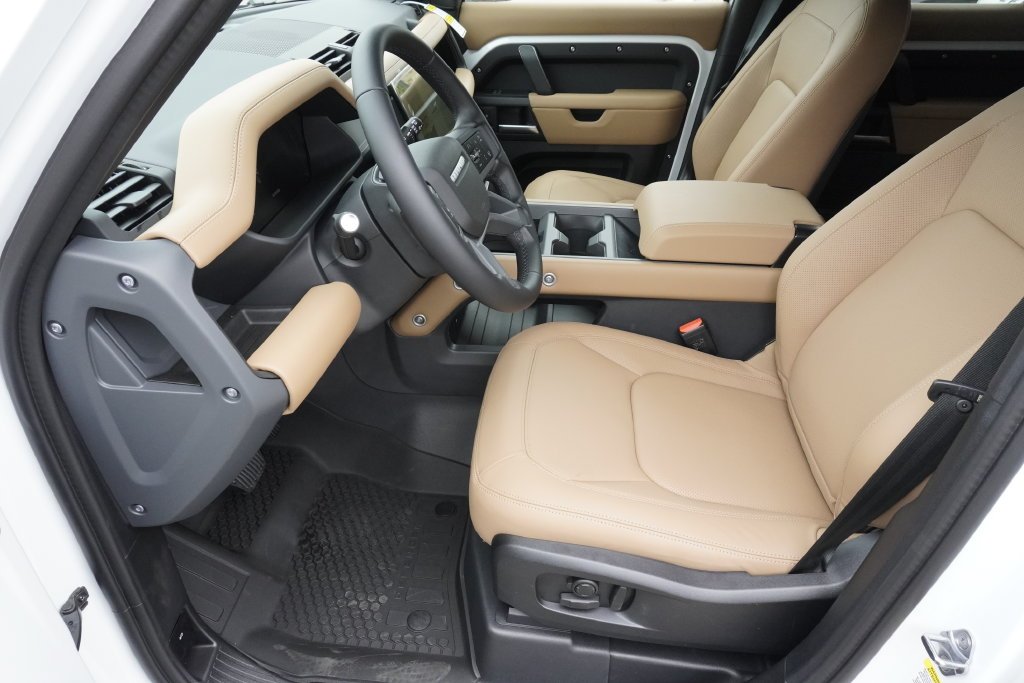 New 2026 Fuji White Land Rover X-Dynamic SE image 19