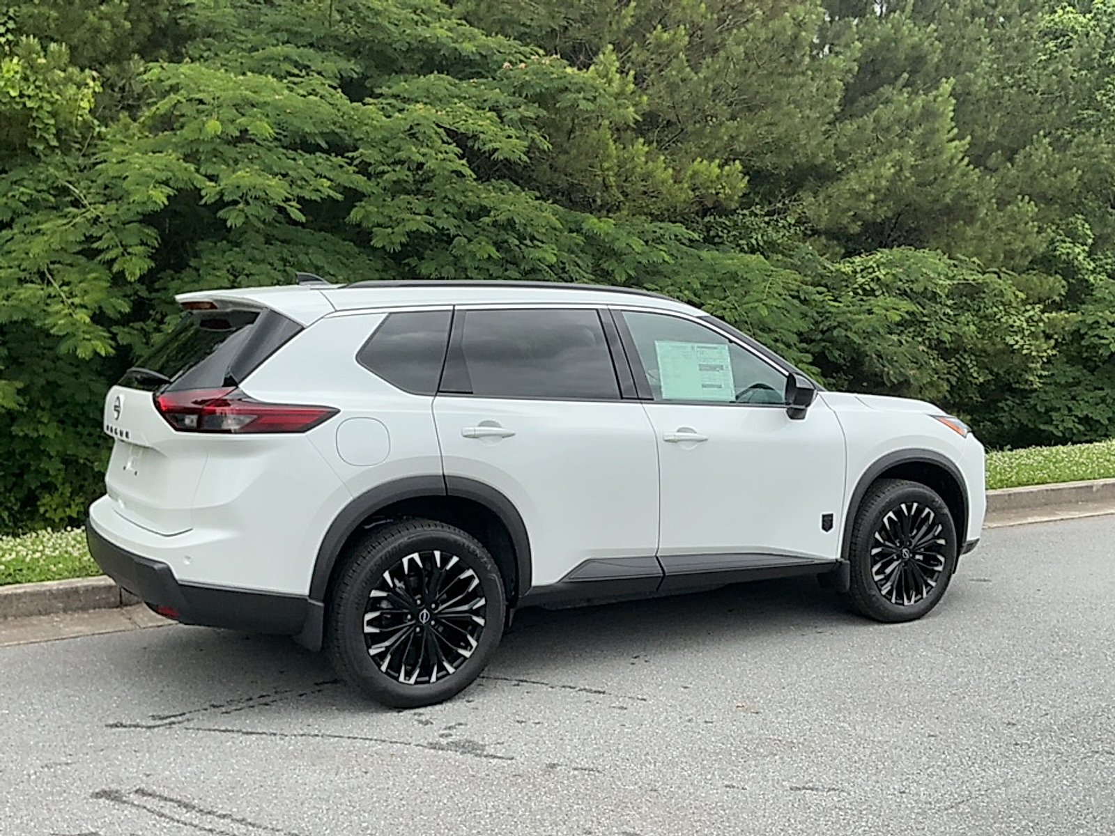 New 2026 Everest White Pearl Tricoat Nissan Dark Armor image 2