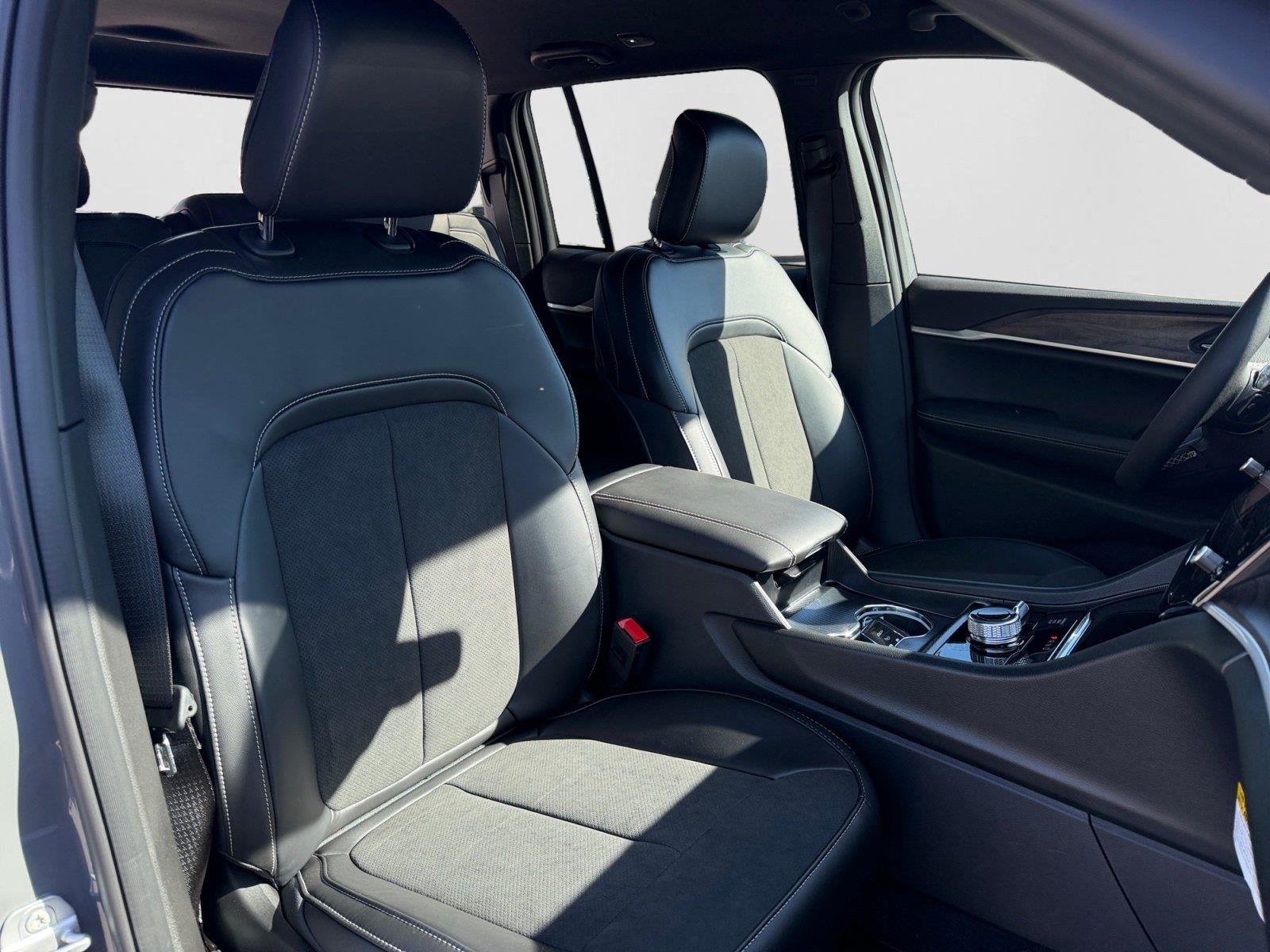New 2027 Sting-Gray Clear-Coat Paint Jeep Laredo Altitude image 20