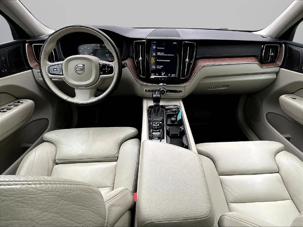 Used 2019 Onyx Black Metallic Volvo T6 Inscription image 9