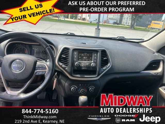 Certified Used 2018 Gray Jeep Latitude image 9