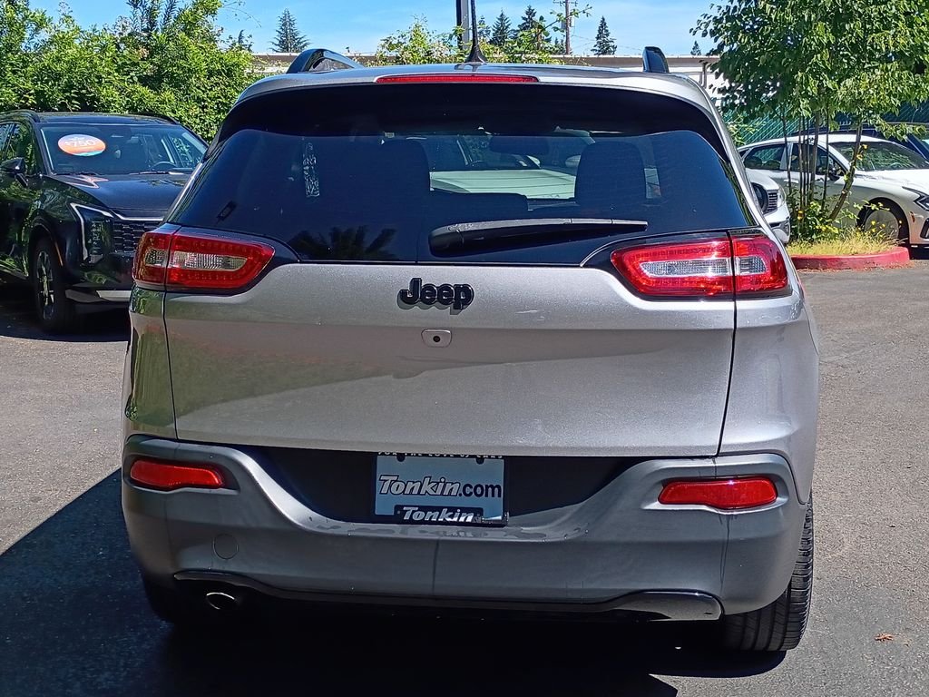Used 2018 Billet Silver Metallic Clearcoat Jeep Latitude image 5