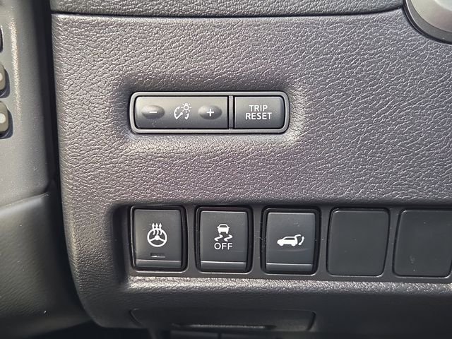 Used 2019 Pearl White Nissan SL image 10