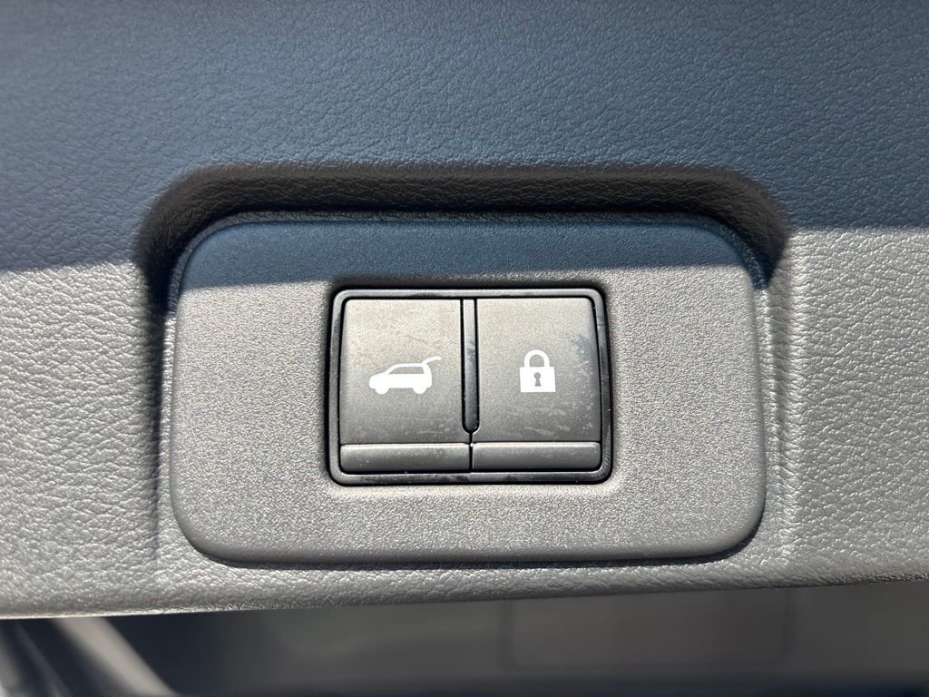Used 2023 Silver Nissan Platinum image 8