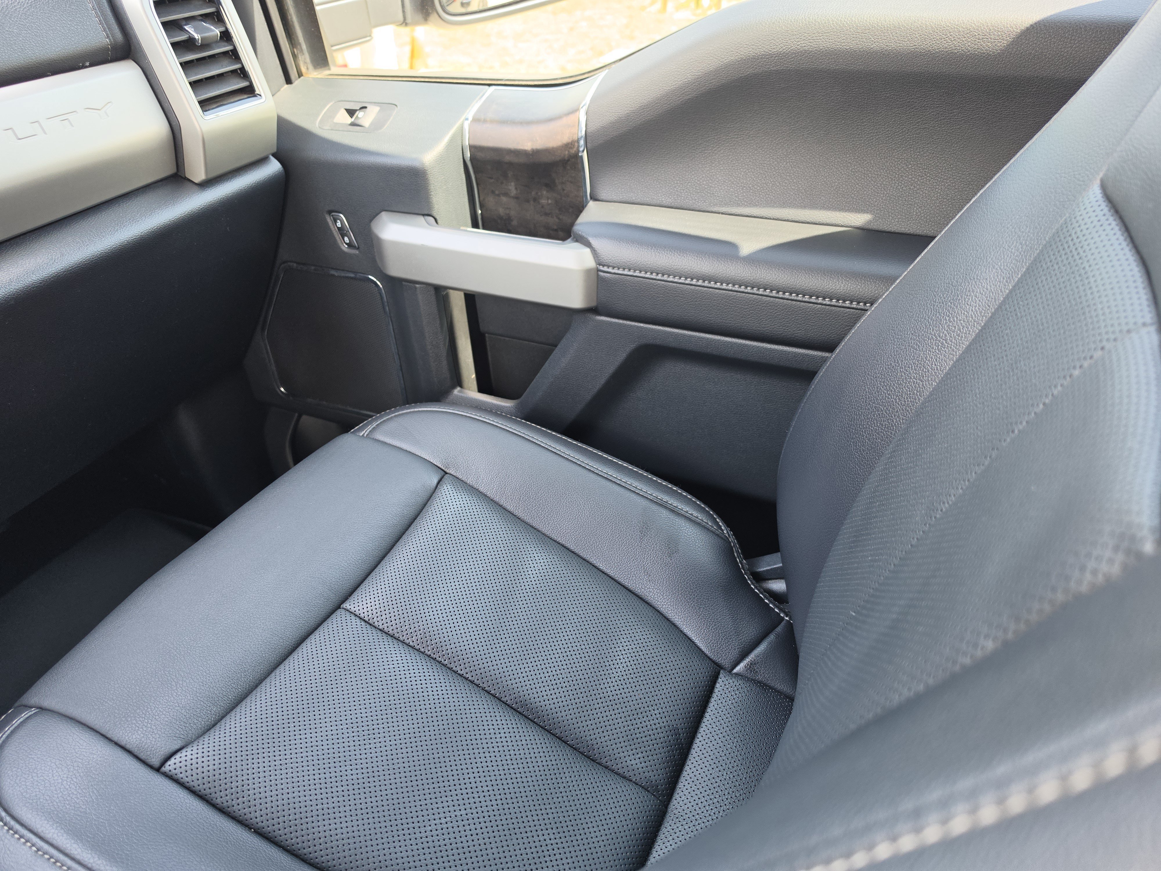 Used 2022 Black Metallic Ford LARIAT image 22
