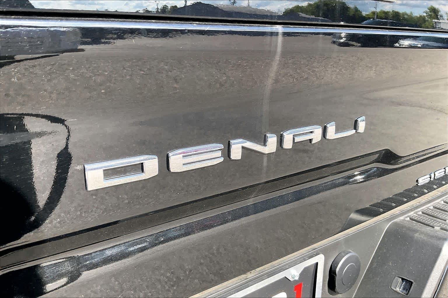 Used 2025 Onyx Black GMC Denali Ultimate image 31
